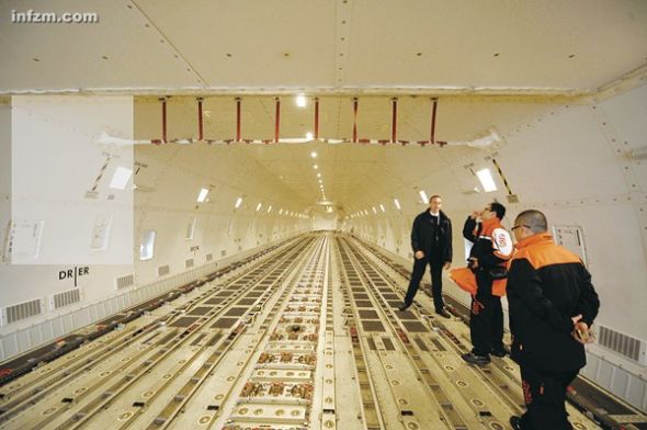 “重慶造”惠普筆記本電腦將隨著這架波音747貨機飛往歐洲。5年后，重慶即將成為全球最大的筆記本電腦基地，發(fā)展云計算，意味著向產業(yè)鏈的上游再進了一步。 (東方IC/圖)