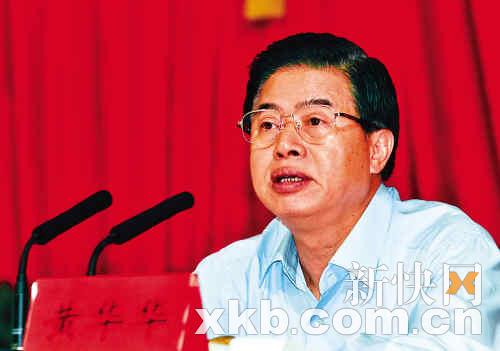 黃華華昨日表示，要促進(jìn)政協(xié)委員以走訪、接訪、定期聯(lián)絡(luò)等形式深入社區(qū)、深入群眾，到群眾中找議題。