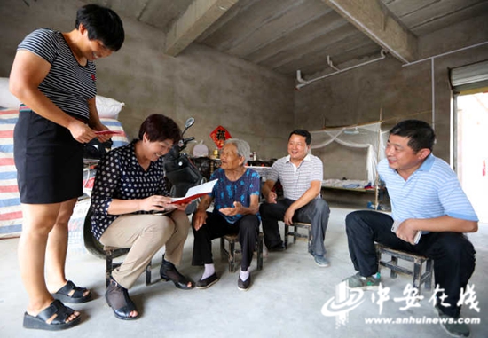 在方傳真老人家里，老人對扶貧專干的上門走訪很是熟悉，連連感謝。