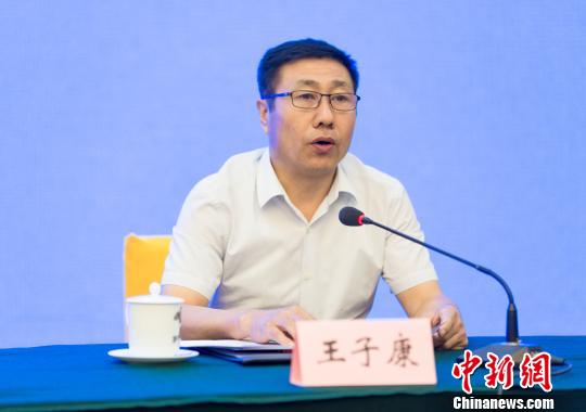 圖為呂梁市經(jīng)濟(jì)和信息化委員會(huì)主任王子康發(fā)言?！●T帥 攝