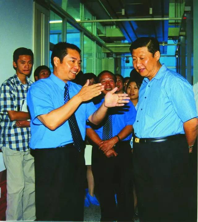 2001年10月，習近平總書記（時任福建省委副書記、省長）到中國電信福建分公司調(diào)研信息化建設。（資料圖片）