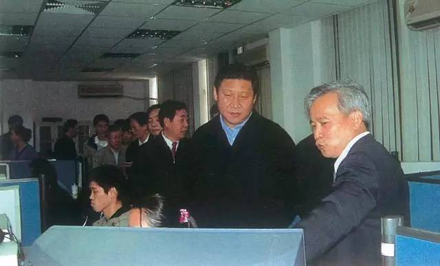 2002年3月，習近平總書記（時任福建省委副書記、省長）到福建省空間信息工程研究中心調研。（資料圖片）