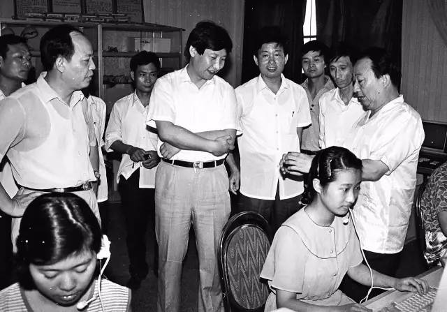 1989年夏天，習(xí)近平總書記（時(shí)任寧德地委書記）到福州調(diào)研程控電話。（資料圖片）