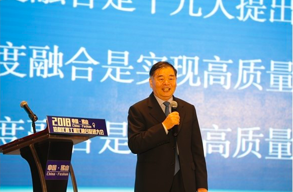 國家工業(yè)和信息化部原副部長楊學山發(fā)表主題演講