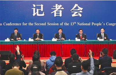 昨日，十三屆全國人大二次會議舉行記者會，全國人大監(jiān)察和司法委員會副主任委員徐顯明（中）、全國人大財政經(jīng)濟委員會副主任委員尹中卿（右二）等就“人大監(jiān)督工作”相關(guān)問題回答中外記者提問