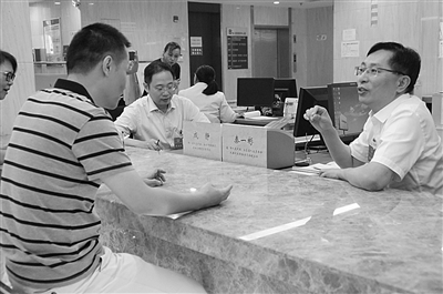 鼓樓區(qū)“人大代表聯(lián)系點(diǎn)”在鼓樓區(qū)政務(wù)服務(wù)中心揭牌后，人大代表接待群眾。