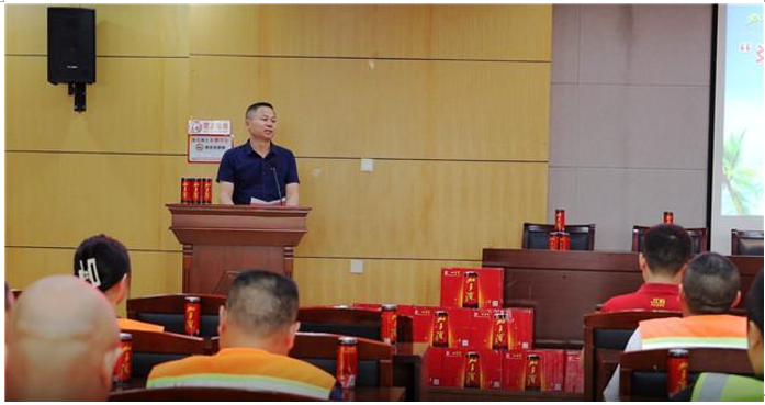 加多寶全國(guó)“百萬(wàn)罐送清涼”長(zhǎng)沙站愛心捐贈(zèng)活動(dòng)在開福區(qū)環(huán)衛(wèi)中心舉行